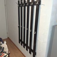 Wandgarderobe schwarz mit Metallhaken gebrauchter Zustand 
