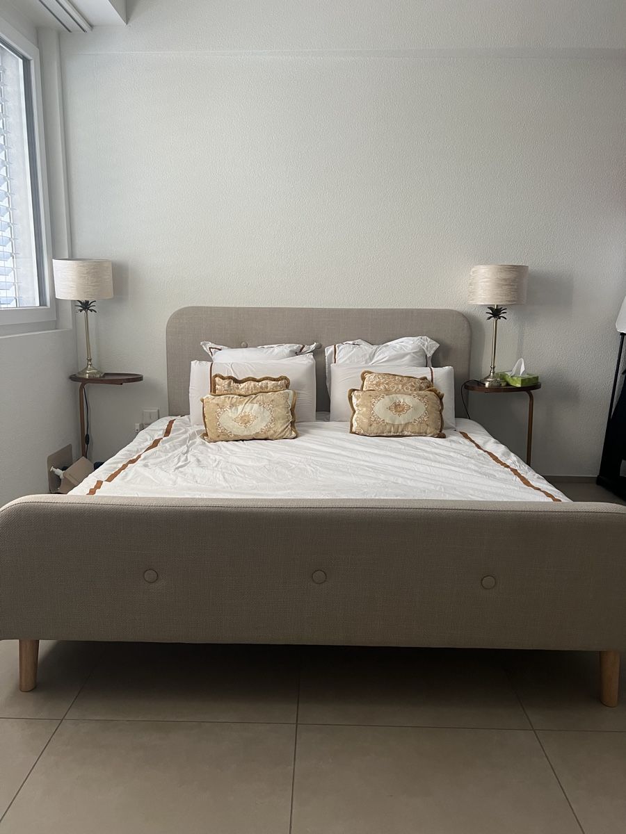 Jysk Letti: Upholstered bed beige fabric frame good condition – Usato da Zürich venduto da bar_jkx9