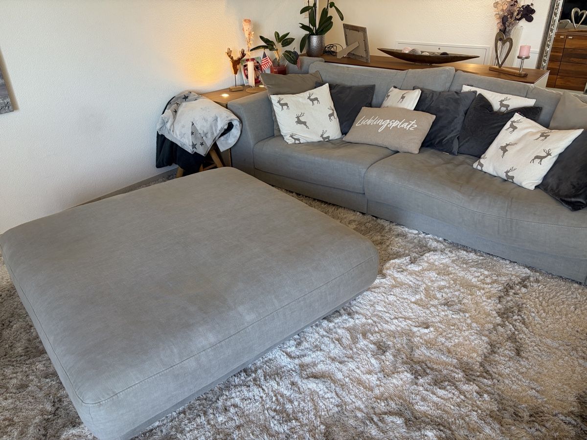 Livique Sofas: Sofa grau mit Hocker – D'occasion à Gempenach par Walalala 3