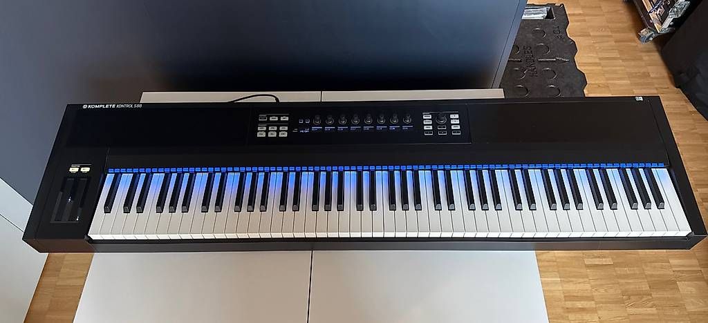 Native Instruments Strumenti musicali: Native Instruments Komplete Kontrol S88 Midi Keyboard – Usato da Bischofszell venduto da Nenga