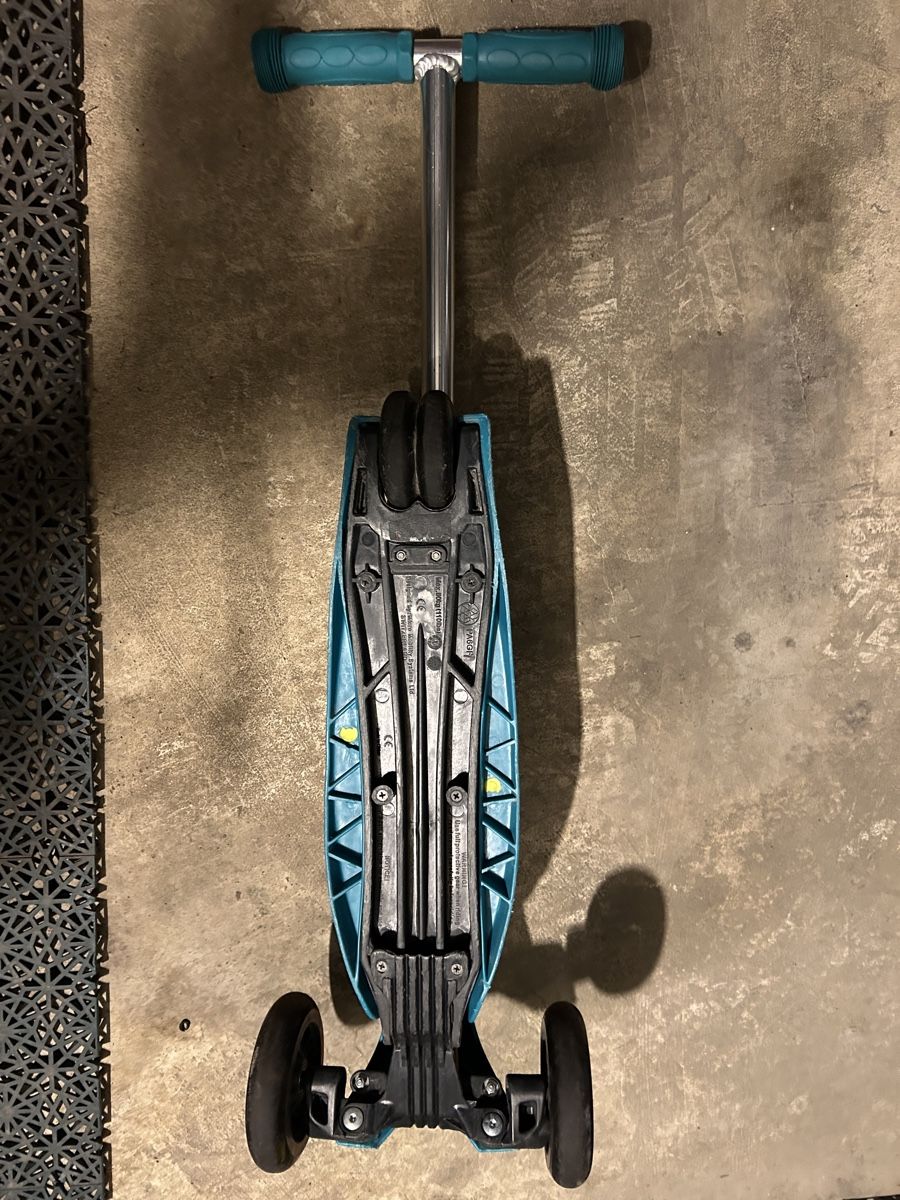 Micro Kickboard: Micro Maxi Roller Kinder Roller blau gutem Zustand – Usato da Widnau venduto da hbr_mhx2 1