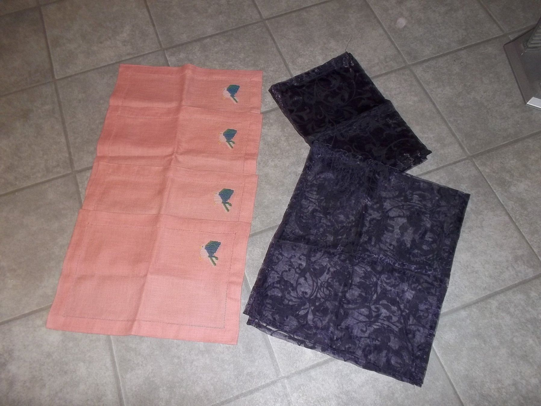 Set di tavolo e panche: 4 Tischset mit Vogelmotiv & Läufer – Usato da Kaltbrunn venduto da Cindy99