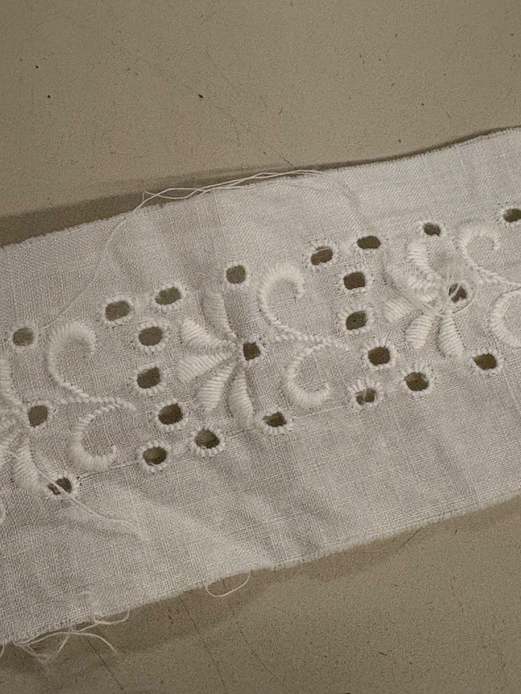 Tessuti: Spitze , weiss, 400 cm lang, 4 cm breit – Usato da Pratteln venduto da sLaedeliBB 1
