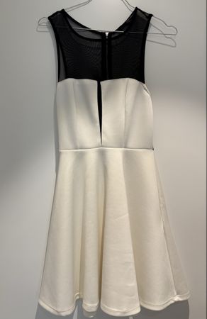 Schickes weisses Kleid mit schwarzem Netz-Oberteil, Gr. S