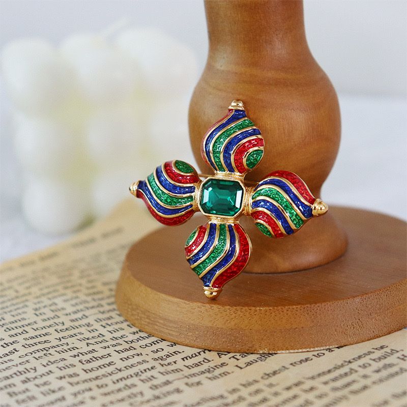 Broschen & Nadeln: Vintage Brosche – Neu und originalverpackt aus Sarnen von catnini