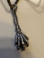 Lederband 90 cm lang mit Metall-Anhänger - 4 cm hoch