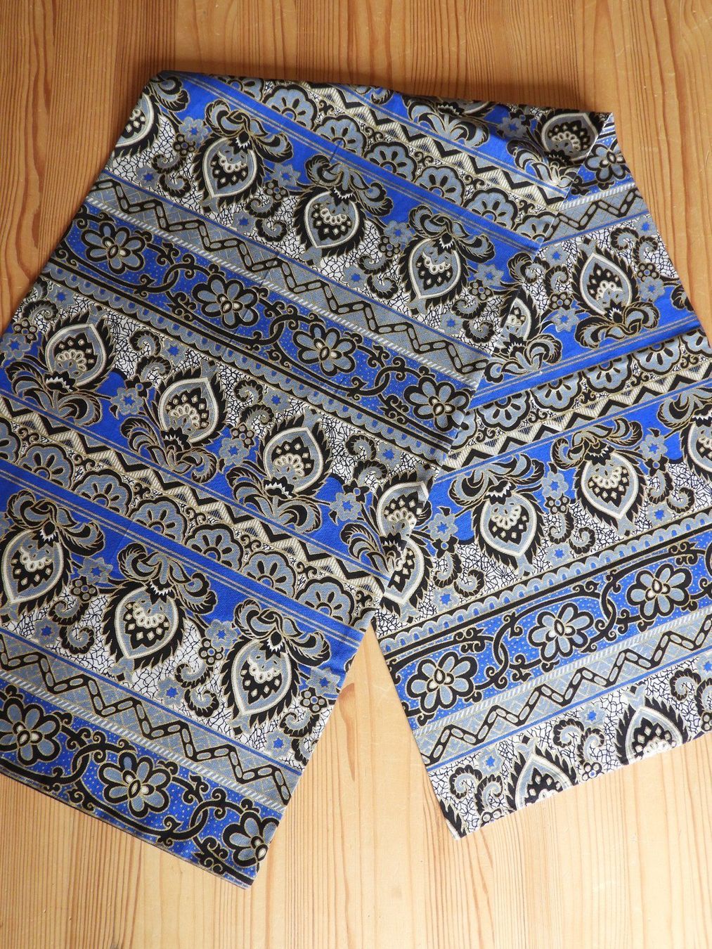 Foulard & Sciarpe: wunderschöner blauer Schal mit Goldprint NEU – Nuovo (secondo la descrizione) da Jona venduto da simongarden