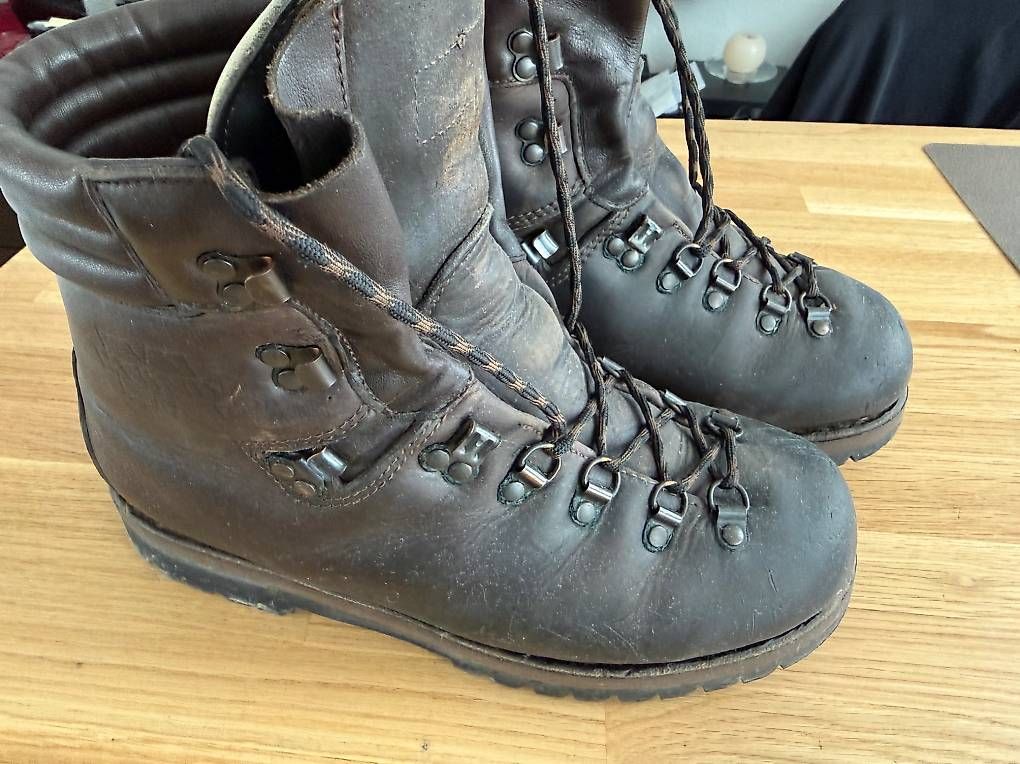 Meindl Scarpe da uomo: Meindl Perfekt Wanderschuhe Gr 9 / 43 – Usato da Köniz venduto da cone_cry