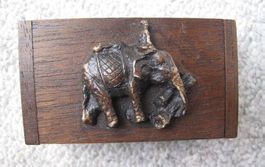 Holzschatulle mit Elefantenmotiv - Rarität - 8,5x4,8cm