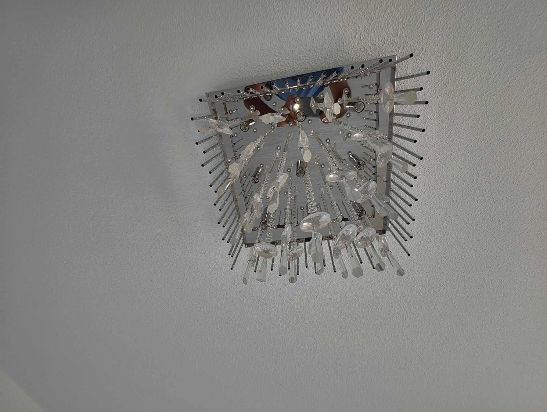 Kronleuchter & Deckenlampen: Elegante Deckenleuchte mit Kristallanhängern – Gebraucht aus Nussbaumen AG von pabitra05 1