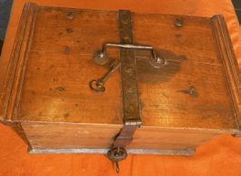 Antike Truhe mit Dreieckschloss