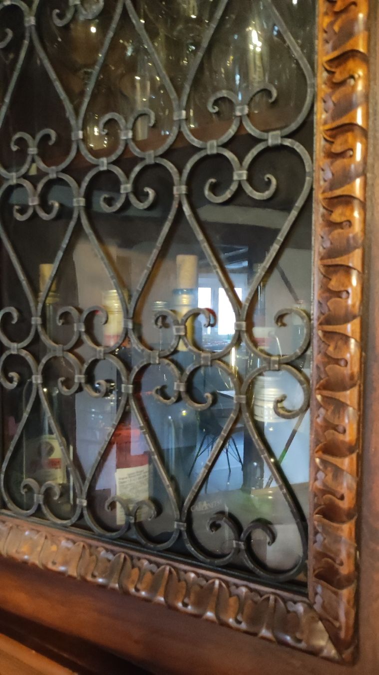 Vitrinen: Eckschrank Nussbaum mit Glasfront – Gebraucht aus Trun von sta_qg85 2