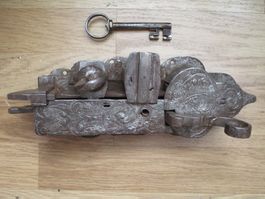 Antikes Türschloss mit Schlüssel