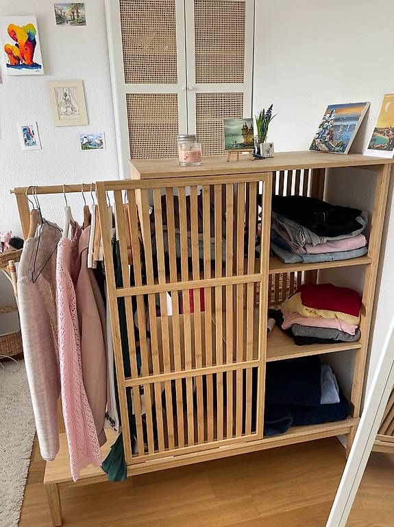Armadi: Bambus-Kleiderschrank mit Kleiderstange und Regalfächern – Usato da Zürich venduto da cat_q6jy