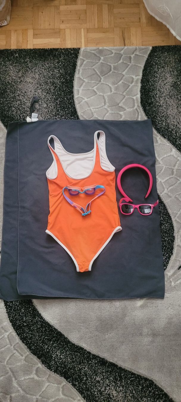 Manor Badekleider & Bikinis: Seviette microfibre/Maillot ManorKidsT152 & lunette – Neu (gemäss Beschreibung) aus Vevey von obi_n8zc 1