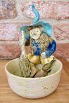 Schale mit sitzender Hexe / Zwerg/Gnom aus Keramik