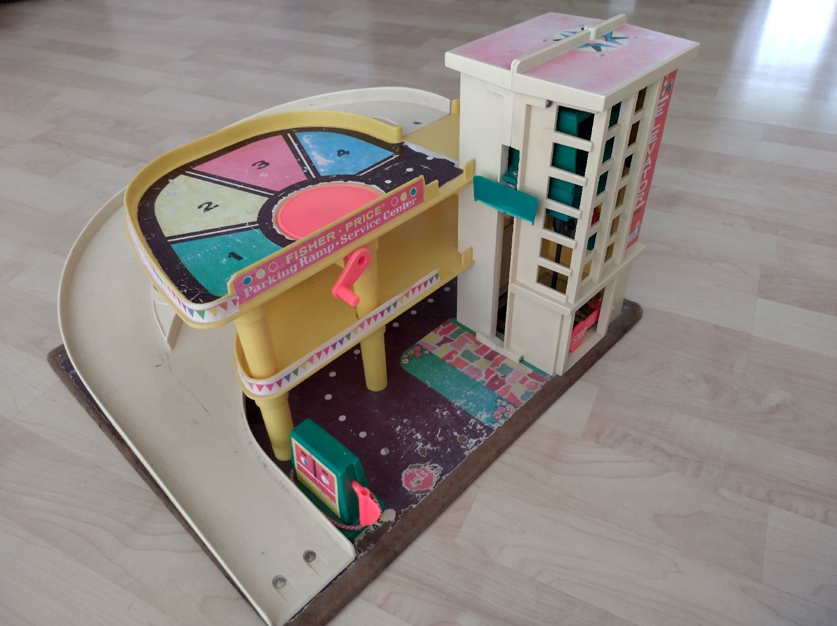 Fisher-Price Spielzeuge: Fisher Price Autogarage – Gebraucht aus Pfäffikon SZ von sim_55c2 1