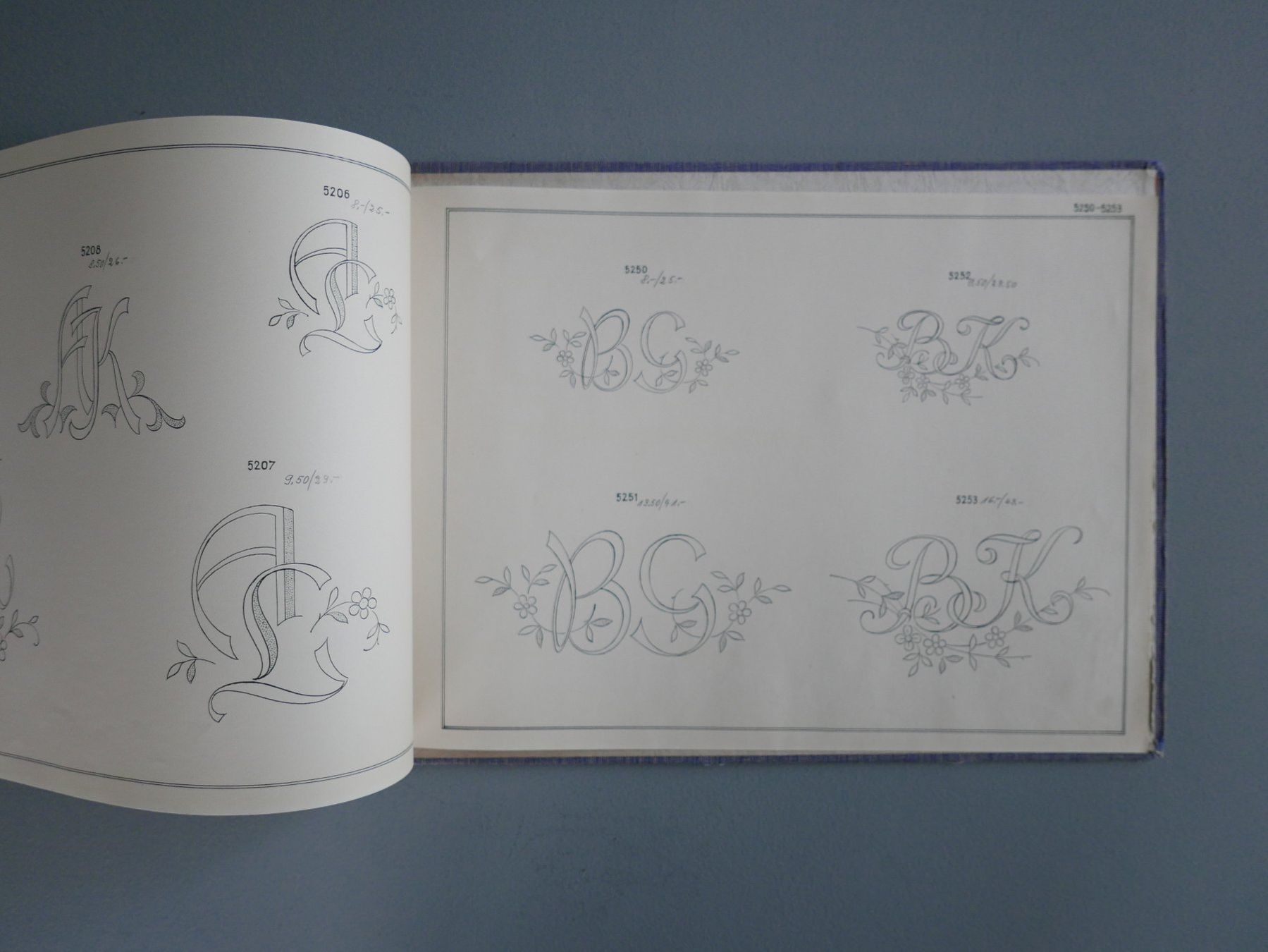 Bücher: ANTIKES MUSTERBUCH VORLAGE GESTICKTE MONOGRAMME – Gebraucht aus Balgach von Zwischenraum 6
