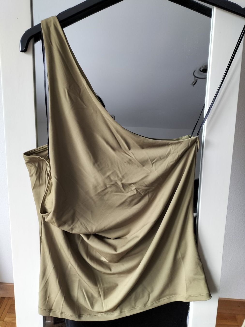 H&M Tops: Top asymétrique olive H&M L – Neuf (Voir description) à Clarens par fashionfou