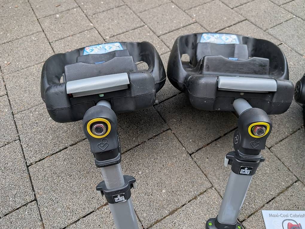 Maxi-Cosi Seggiolini per auto: Maxi Cosi CabrioFix mit zwei EasyFixstationen – Usato da Gommiswald venduto da Derbeth01 2