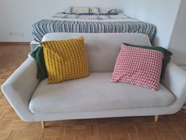 Bett, Sofa, Tisch und Stühle kostenlos abzugeben.