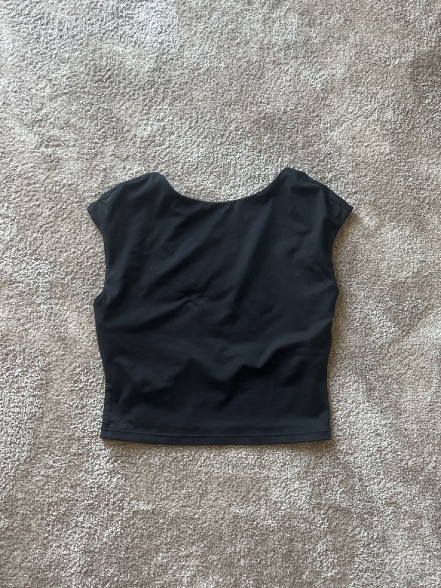 Tops: Crop top noir dos nu M – Neuf (Voir description) à Lausanne par mae_dj7r 1