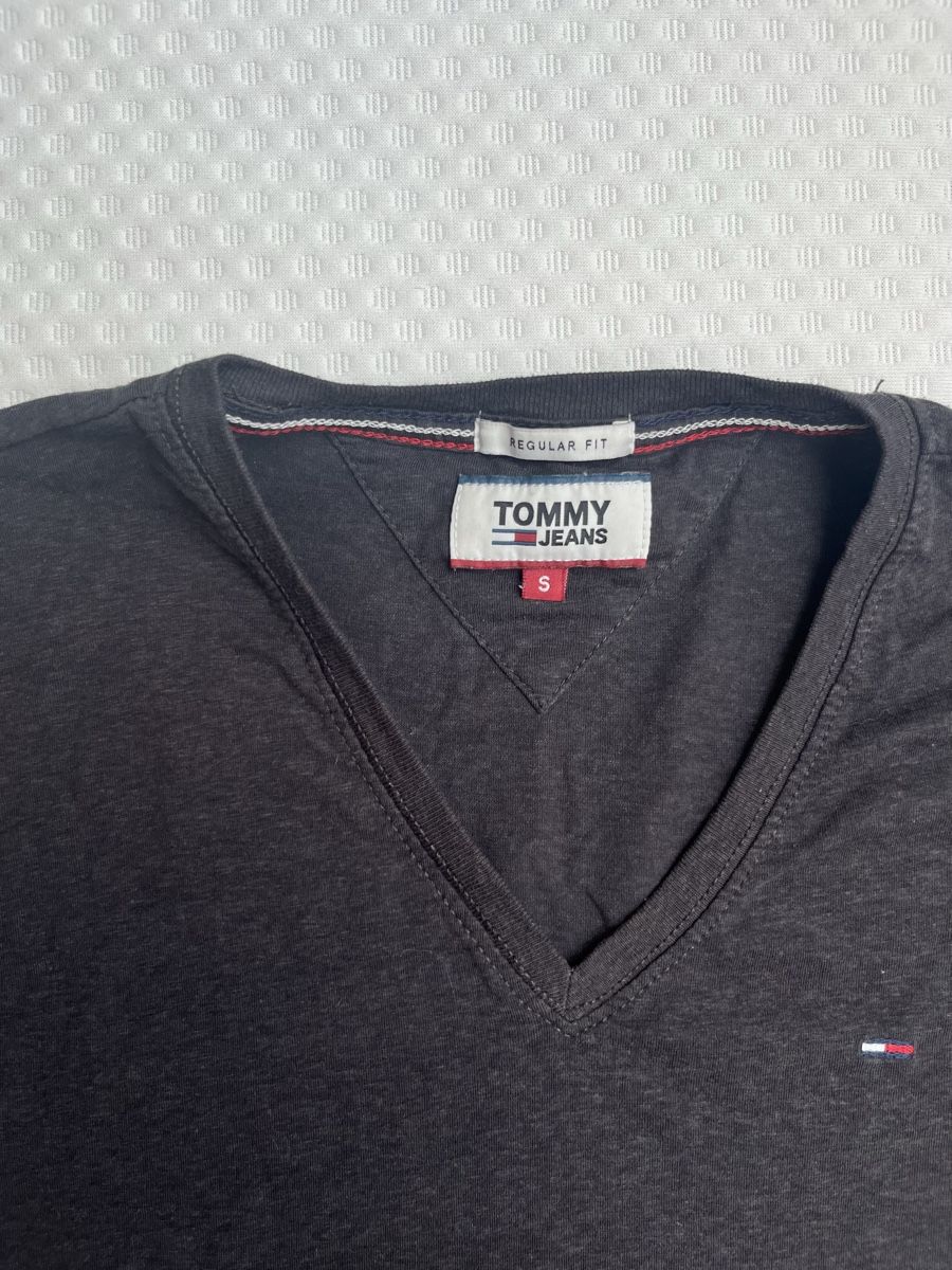 Tommy Hilfiger T-Shirts: Tommy Jeans V-Neck T-Shirt – Gebraucht aus Lonay von jes_8znz 1