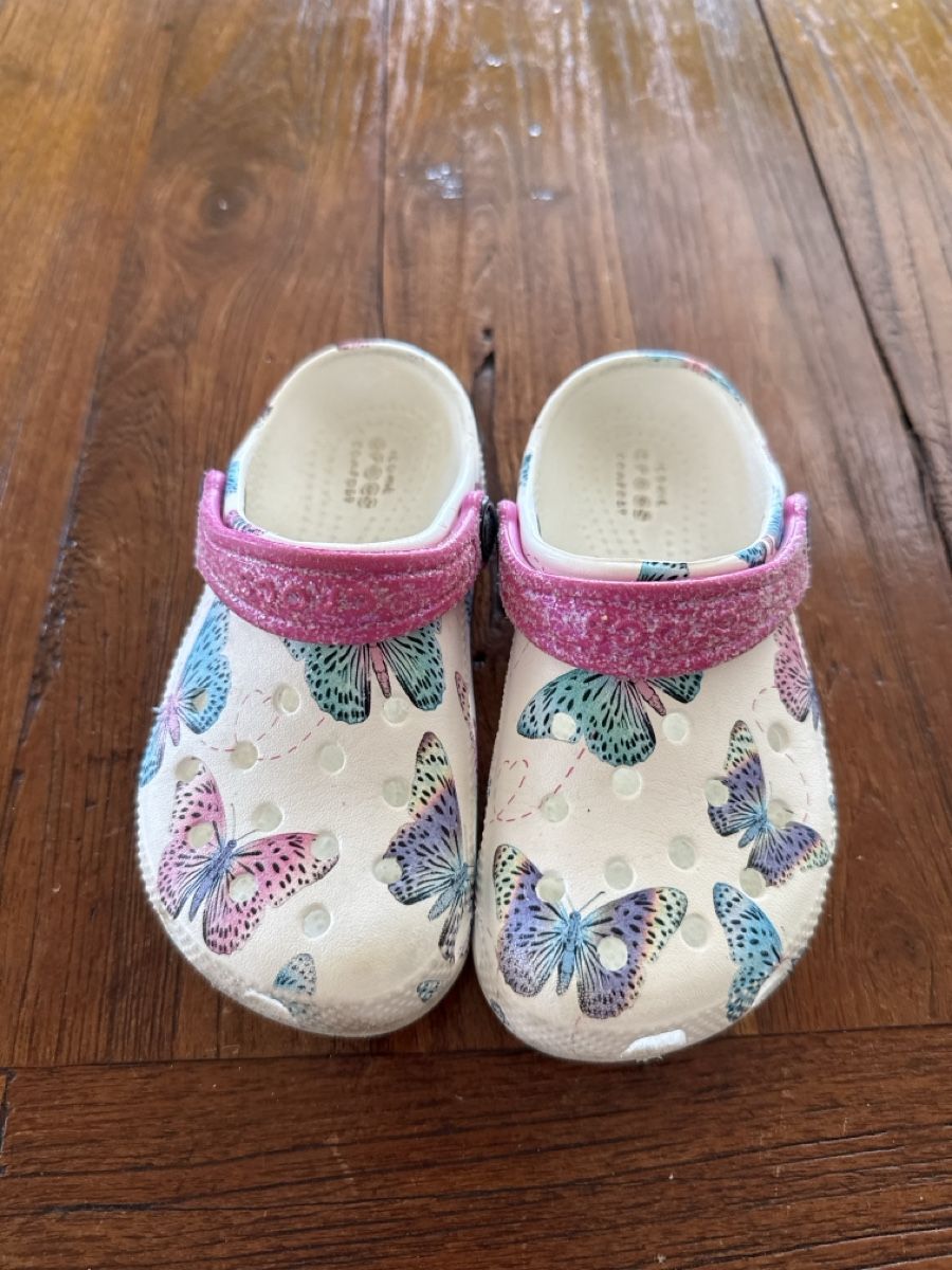Scarpe per ragazze: Crocs Clogs Schmetterling Muster Grösse 10 gebraucht – Usato da Adlikon b. Regensdorf venduto da galaxandy