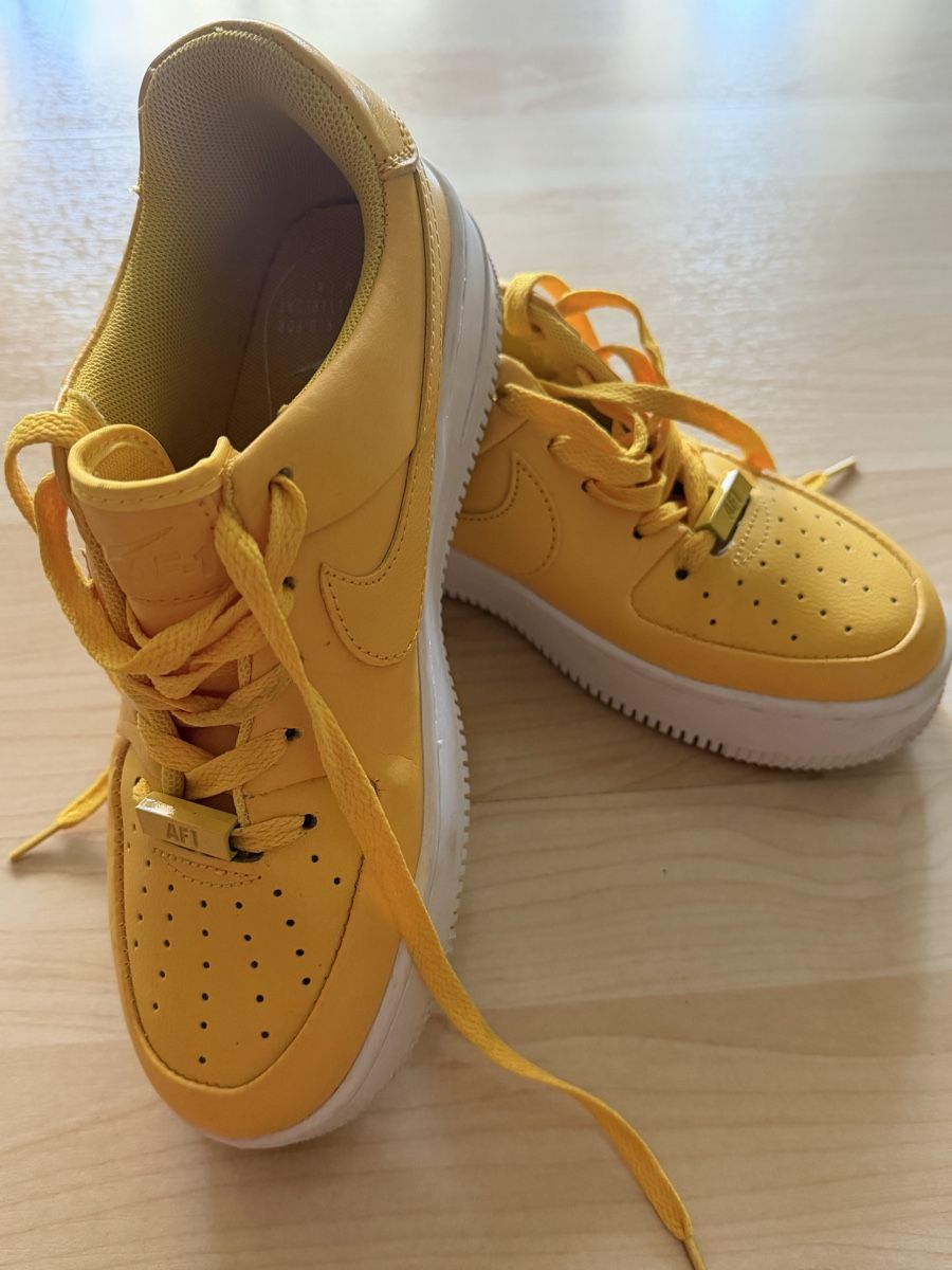 Nike Chaussures hommes: Nike Air Force 1, gelb – Neuf (Voir description) à Buonas par viotoggi