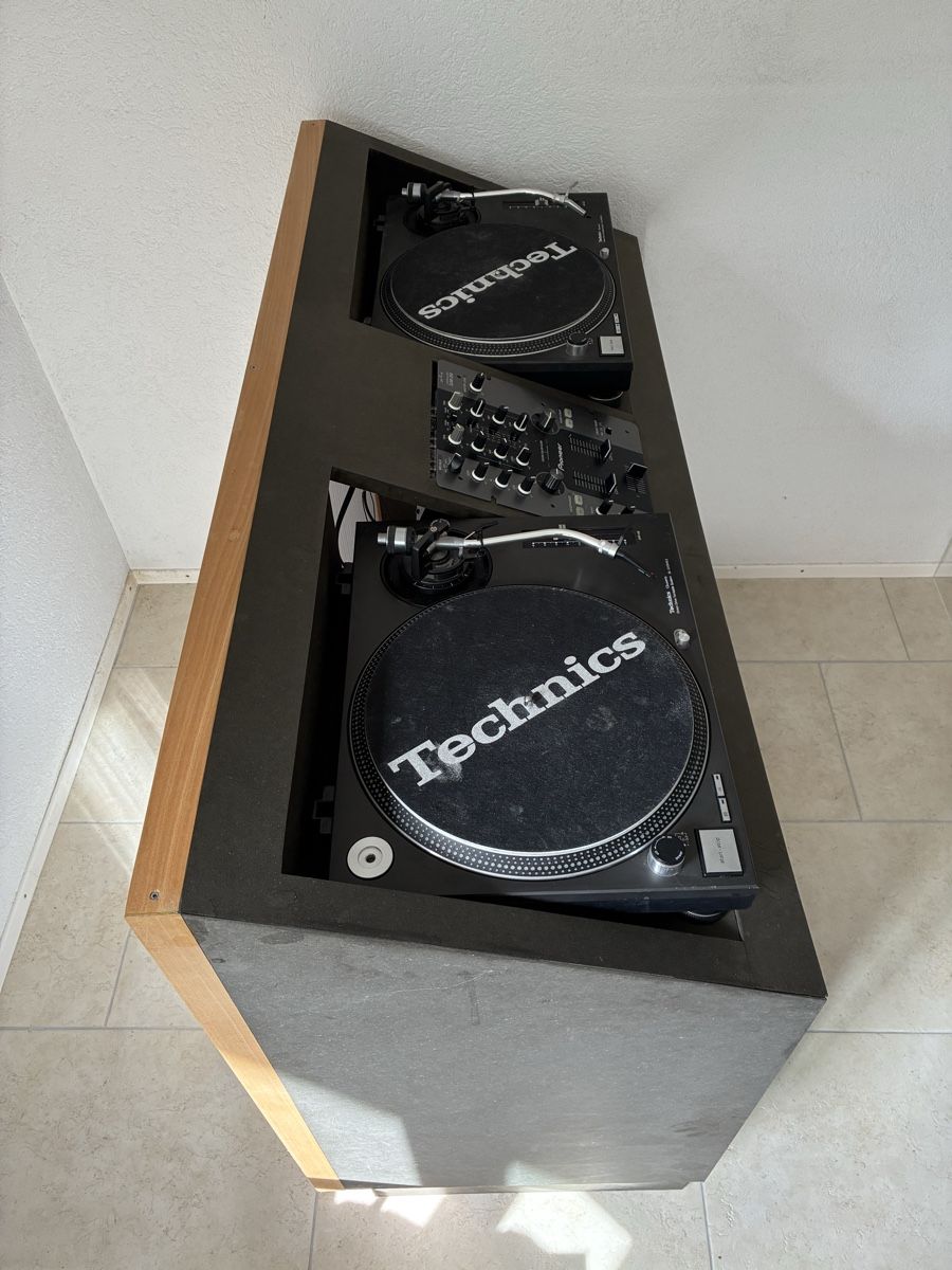 Console di mixaggio: DJ Table (für 2 Technics MK2 Turntables) – Usato da Goldswil venduto da Simonsays 3