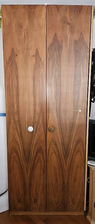 Schränke: 2 Türiger Kleiderschrank – Gebraucht aus Visp von Dhollaender