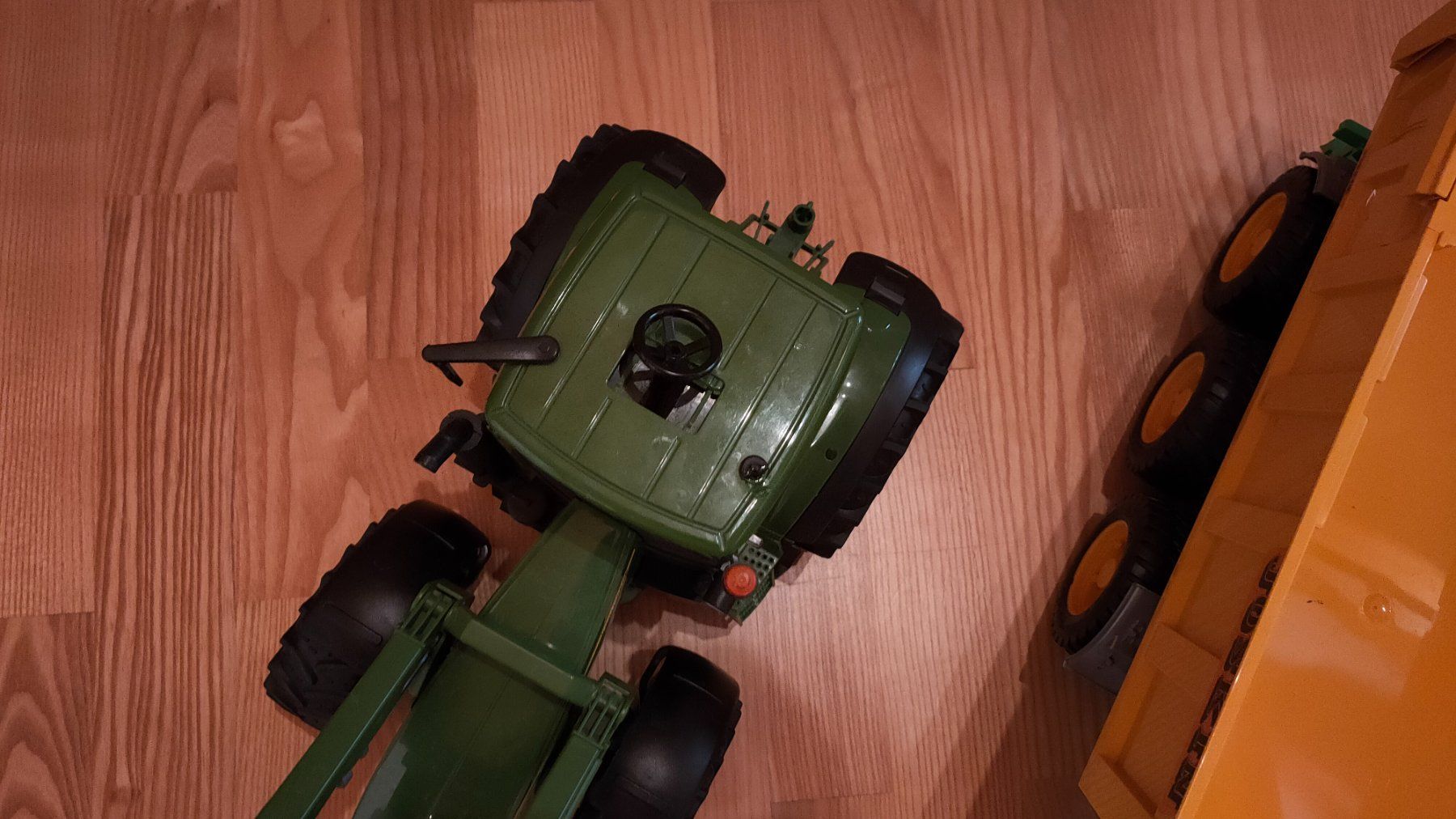 John Deere Véhicules pour enfants: John Deer Traktor mit Anhänger – D'occasion à Ins par variable 1