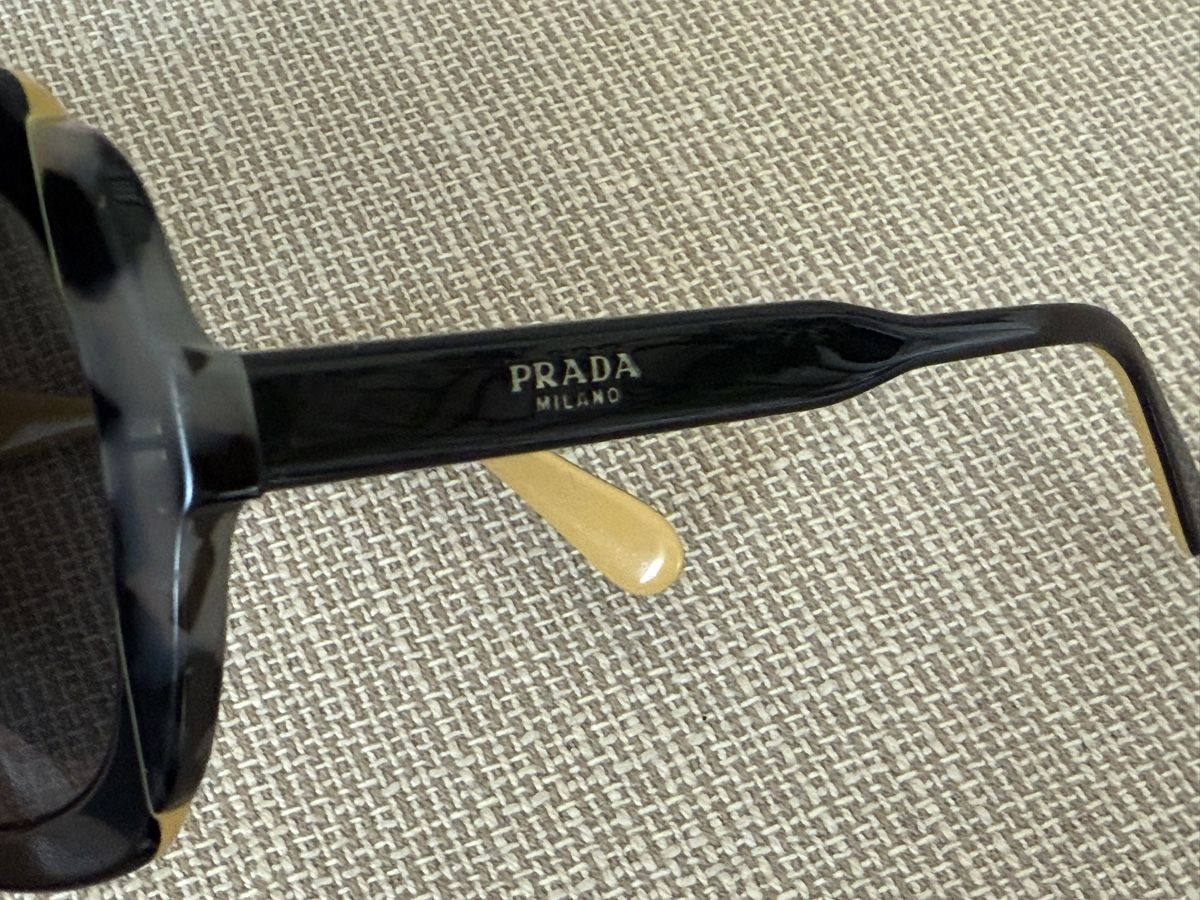 Prada Occhiali & Lenti: Lunettes de soleil noir/jaune/marron Prada – Usato da Tavannes venduto da Thriftshop 3