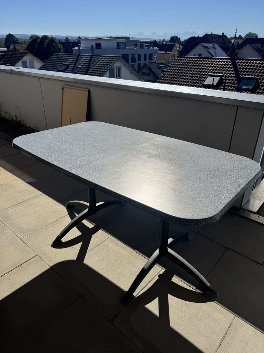 Tables: Gartentisch Grau  – D'occasion à Utzenstorf par sim_9lzb