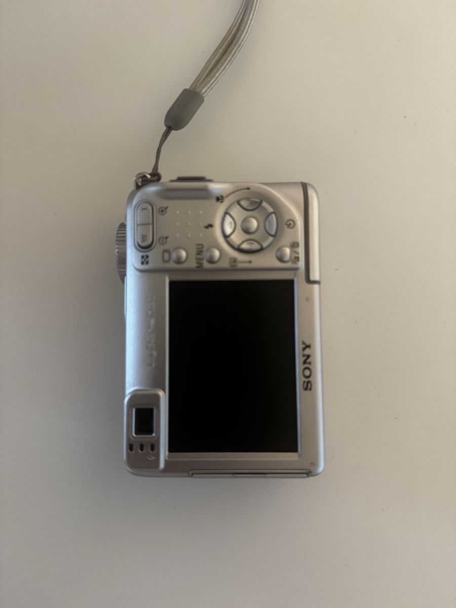 Sony Appareil photo: Sony Cyber-shot DSC-W1 Digitalkamera - Silber – D'occasion à Triboltingen par _Beni 2