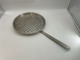 Alte grosse Aluminium Knöpfli Pfanne , Durchmesser 32cm.