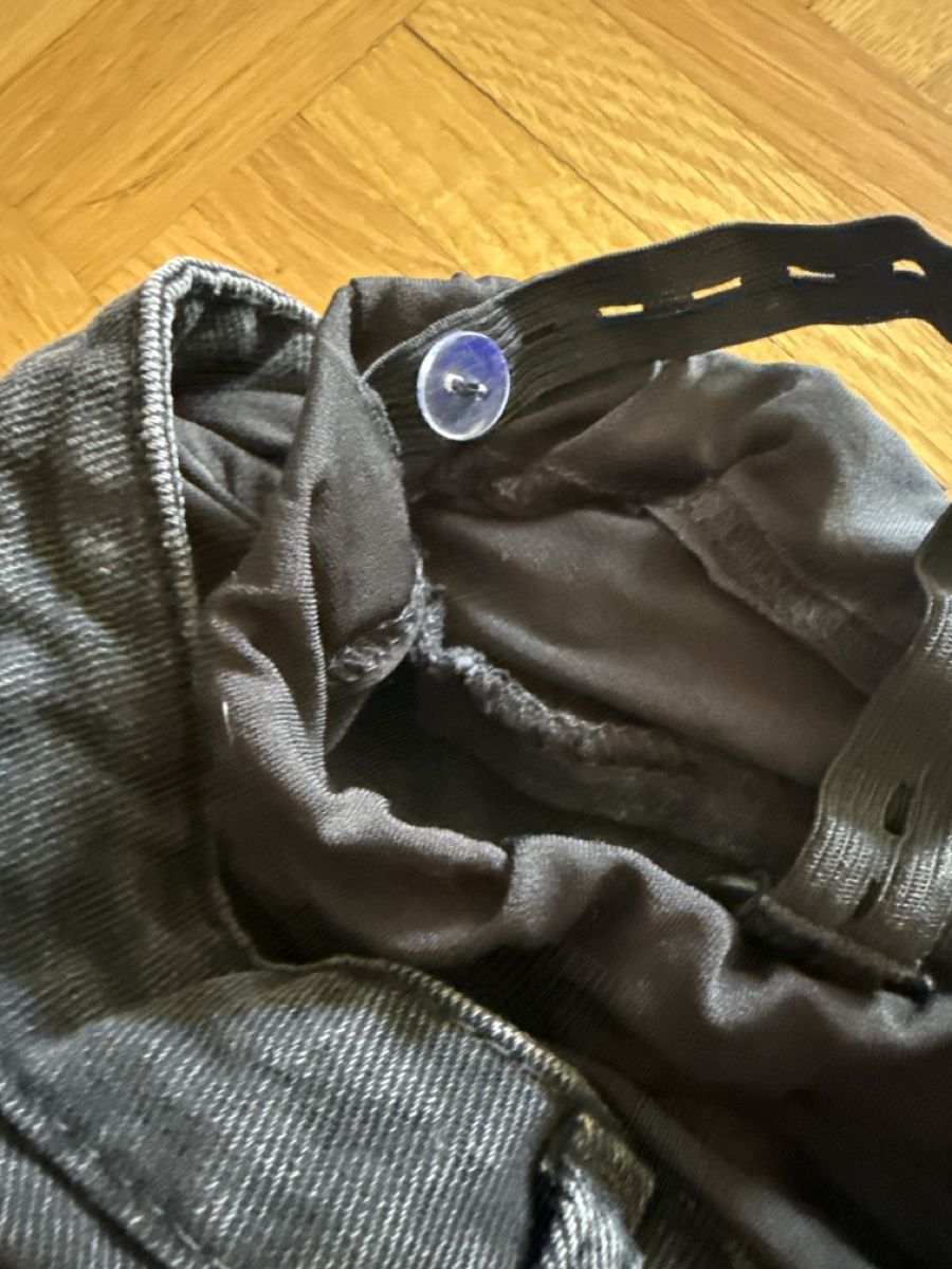 Lotti di vestiti: Jean maternité noir, taille réglable, bon état – Usato da Birsfelden venduto da dan_q2df 8