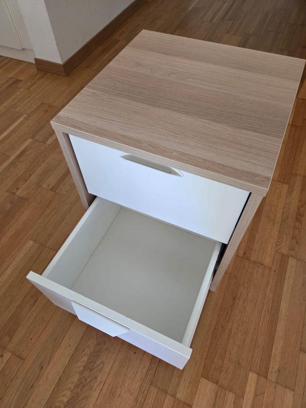 Ikea Tables de nuit: Nachttisch mit 2 Schubladen weiss – D'occasion à Zürich par luc_5nvt 1
