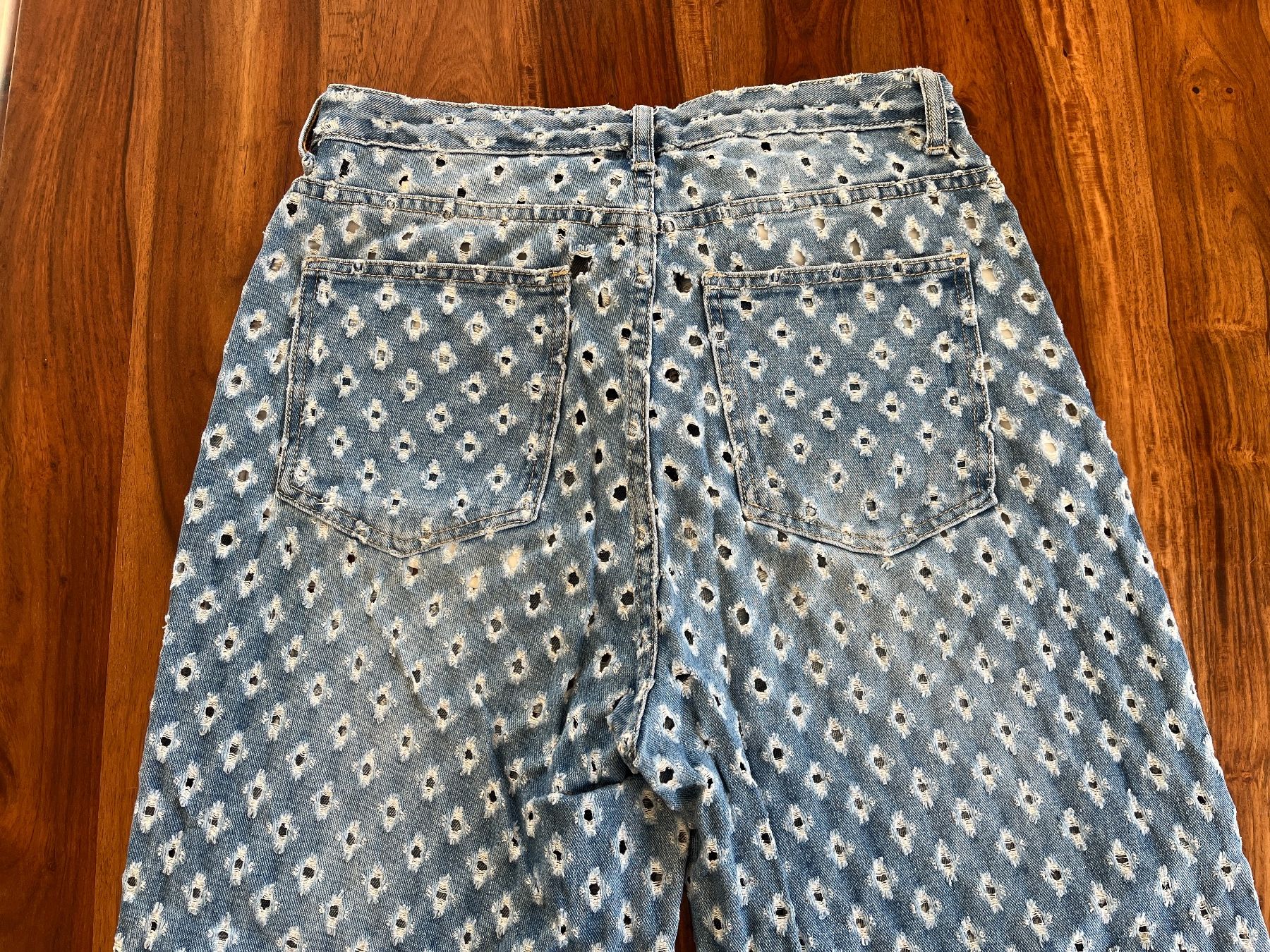 Shein Jeans: Jean tendance déchiré – Gebraucht aus Cossonay-Ville von 021epi70 1