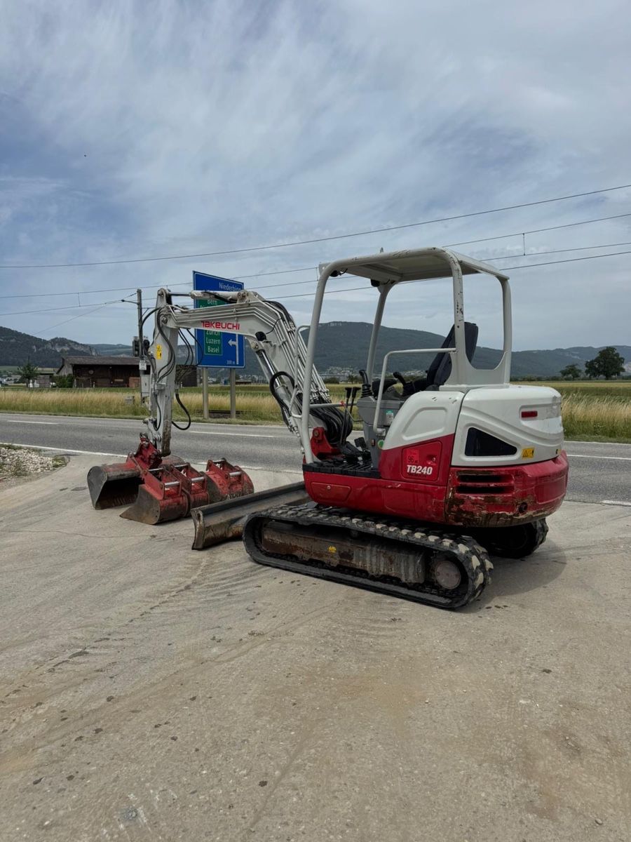 Takeuchi Excavateurs: Bagger Takeuchi TB 240  – D'occasion à Niederbipp par baggerch