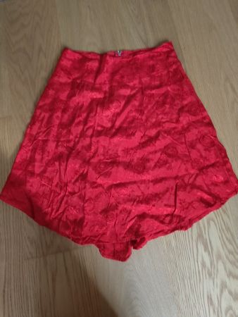 Roter Mini-Rock mit Rosenmuster, perfekt für den Sommer!