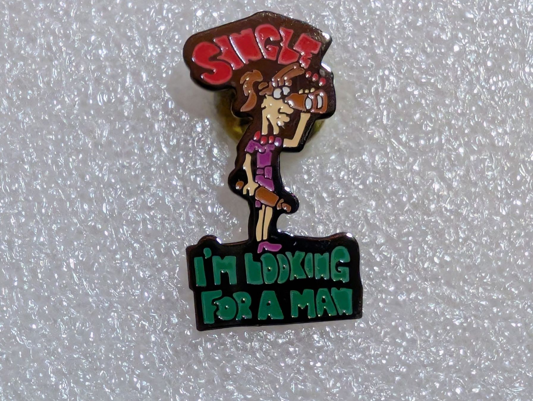 Plaquettes & Badges: Ansteckpin 252: Single Looking for a man – D'occasion à Oppligen par Pin-Fall-Shop