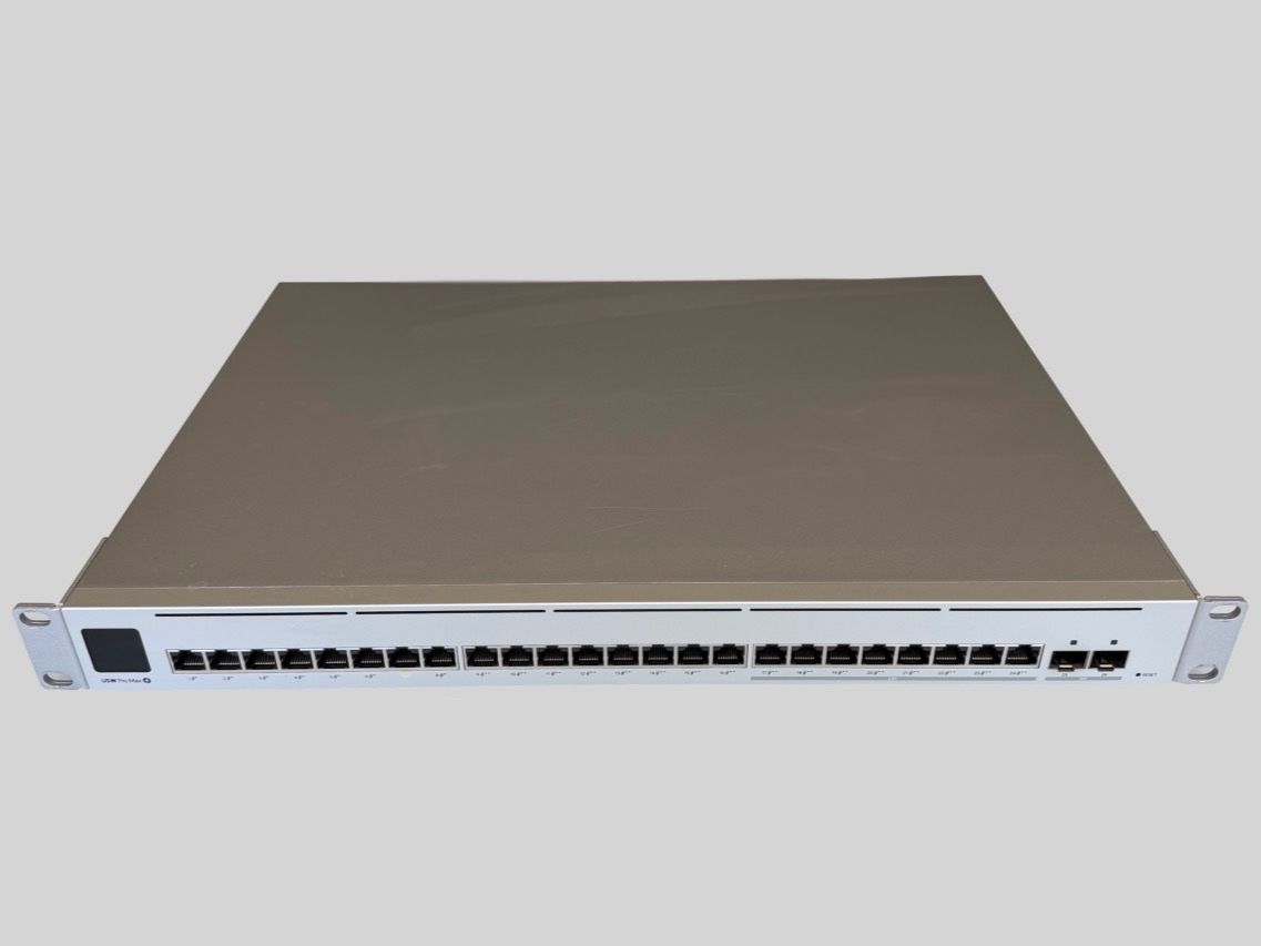 Ubiquiti Hub & Switch: Switch UniFi USW Pro Max 24 PoE – Usato da Renens VD venduto da fcps