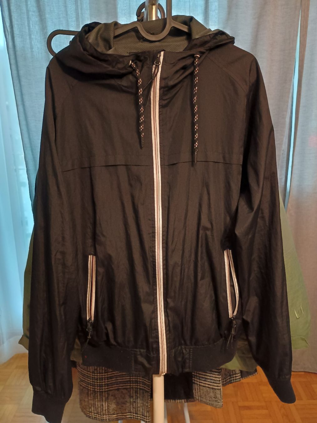 Giacche: Schwarze Übergangs- Wind Jacke mit Kapuze,  Grösse M – Usato da Wolhusen venduto da mel_57jx 1
