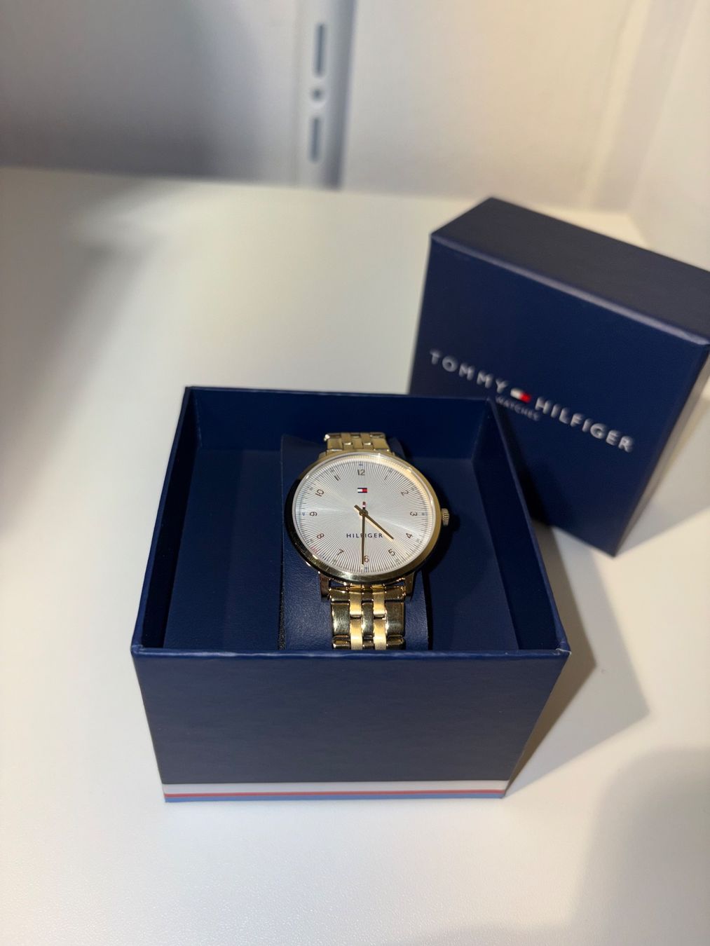 Tommy Hilfiger Orologi: TOMMY HILFIGER DAMEN UHR – Nuovo e nell'imballaggio originale da Zürich venduto da LIQUIDATOR.CP