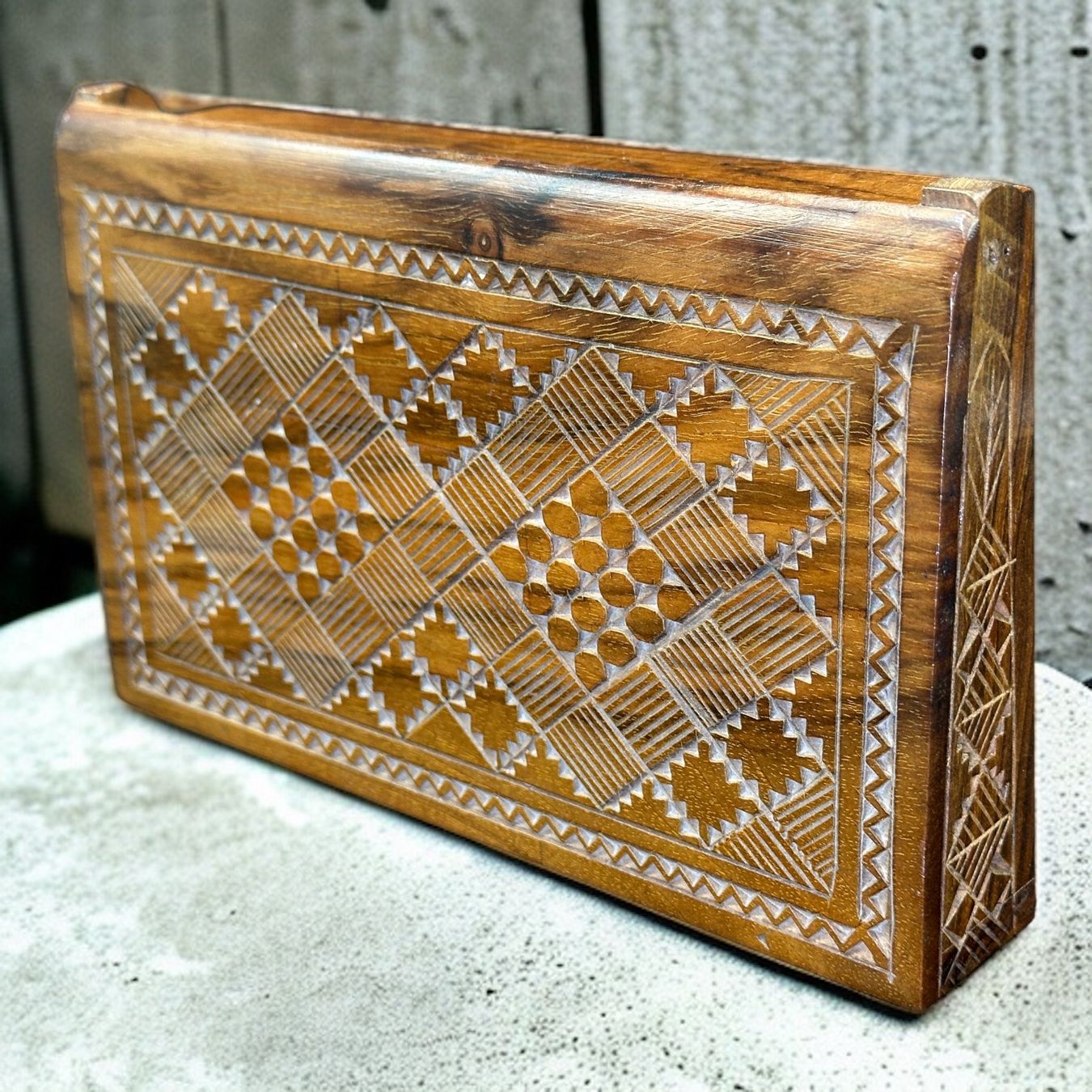 Altri Prodotti per fumatori: Superbe ancienne boîte à cigarettes en bois sculpté – Usato da Morges venduto da vintiques