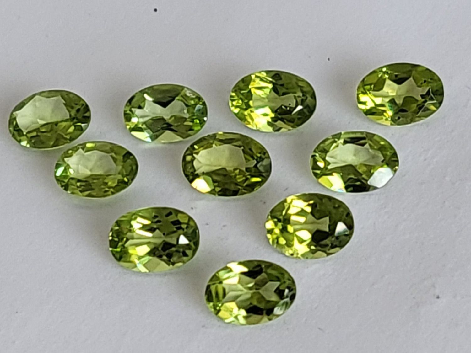 Edelsteine: Péridots AAA ovale 7 x 5 mm / 0.72 ct pièce – Neu (gemäss Beschreibung) aus La Chaux-de-Fonds von j-aime-les-gemmes 1