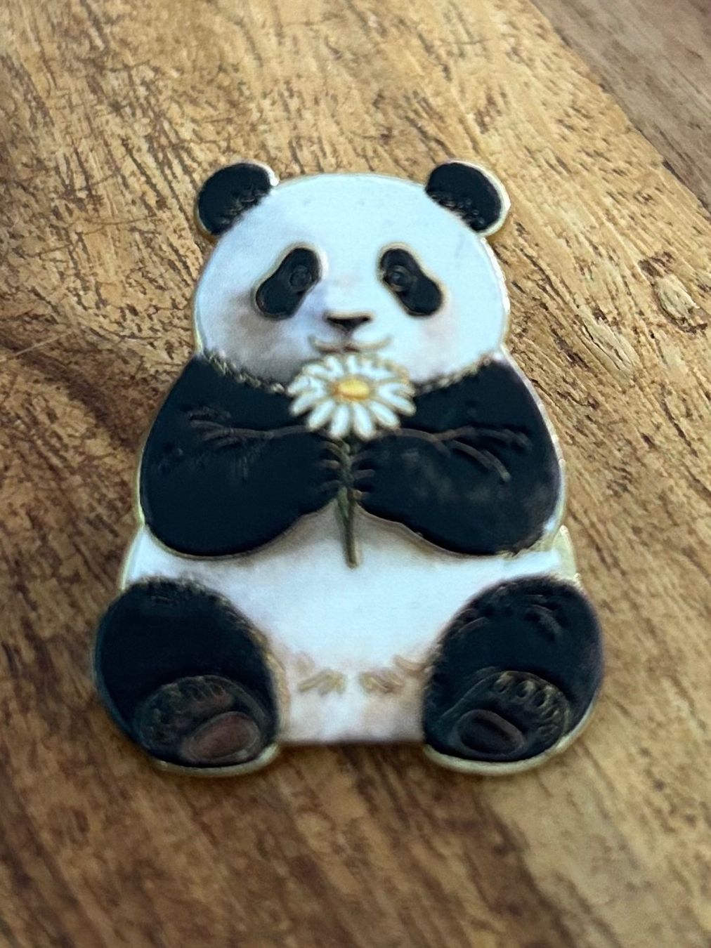 Placchette & Badge: Süsser Pin Panda mit Blume – Nuovo e nell'imballaggio originale da Geneve venduto da vane267
