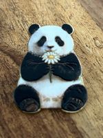 Süsser Pin Panda mit Blume