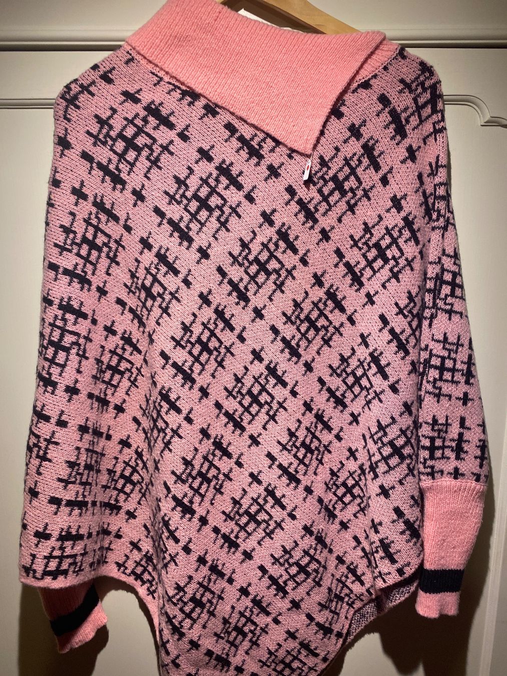 Maglioni & Felpe: %DAMEN PONCHO ROSA-SCHWARZ% – Nuovo (secondo la descrizione) da Meienried venduto da ManuelaBoutique 2